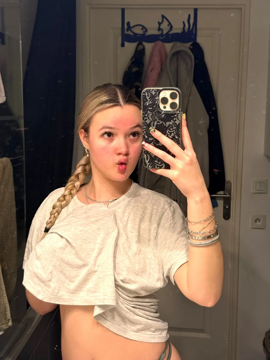 Paulineonlinee nude leak — photo porn MYM de Paulineonlinee nue