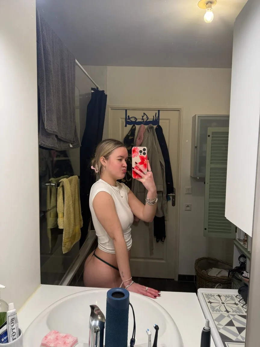 Paulineonlinee nude leak — photo porn MYM de Paulineonlinee nue